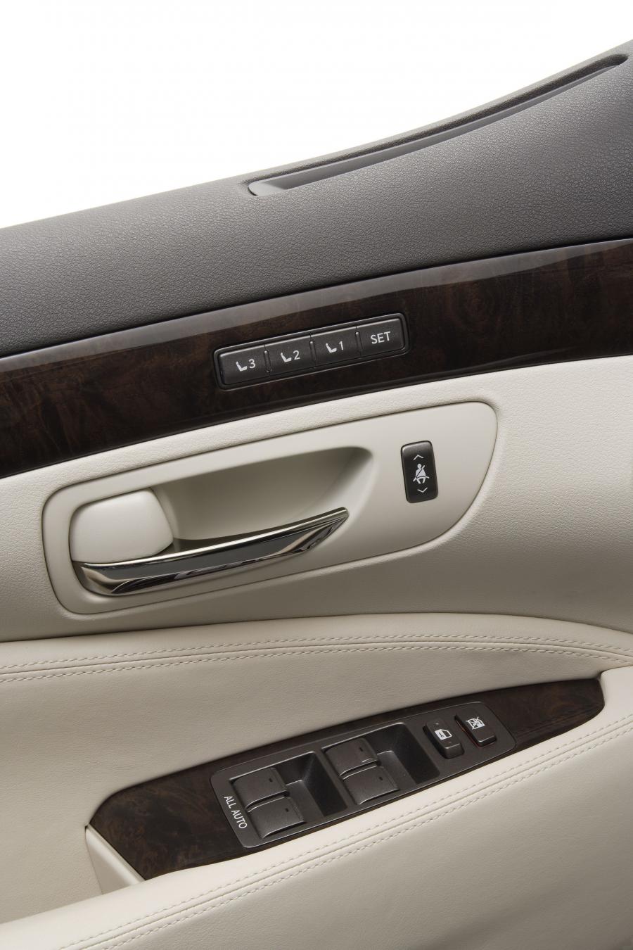  Lexus LS460 2006 года  (фото 79 из 200)